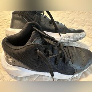 Size 6.5 basketball sneakers like new